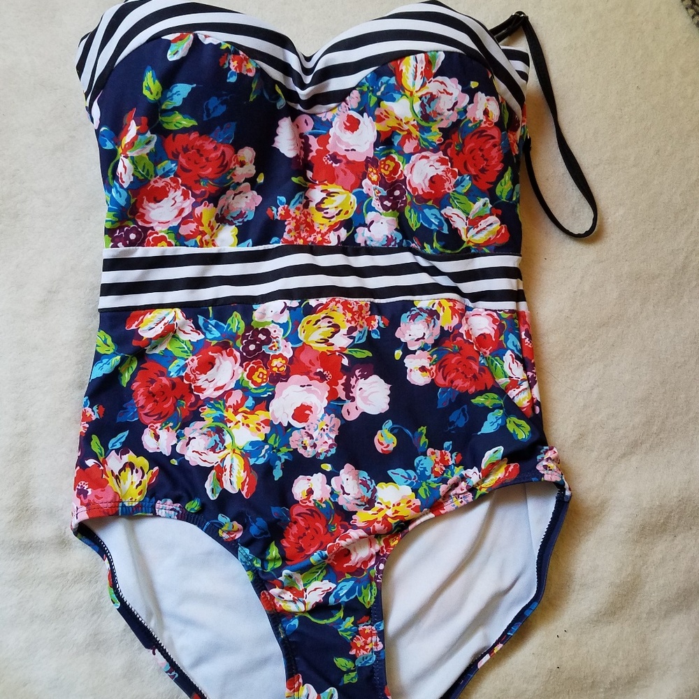 One piece M/L Floral bathing suit